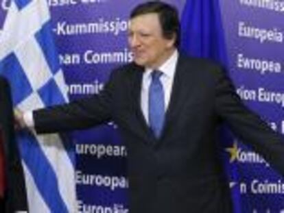 El presidente de la Comisión Europea, José Manuel Durao Barroso (d), da la bienvenida al primer ministro griego, Lukas Papadimos (i), antes de la reunión que mantuvieron hoy miércoles 29 de febrero de 2012 en Bruselas, para apoyar la manera de apoyar las reformas y maximizar el impacto de los fondos de la UE para que Grecia vuelva al crecimiento.