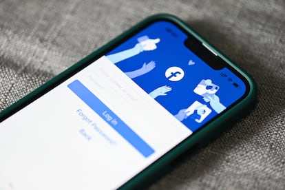 Un móvil con la aplicación de Facebook.
