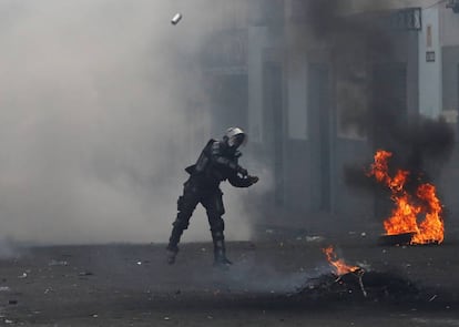 Un miembro de la Policía Nacional durante las movilizaciones en Ecuador.