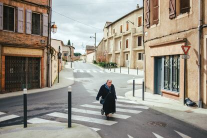 Una señora camina por 
un solitario cruce de calles de Albi (Francia) completamente vacío. 
