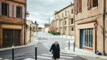 Una señora camina por 
un solitario cruce de calles de Albi (Francia) completamente vacío. 