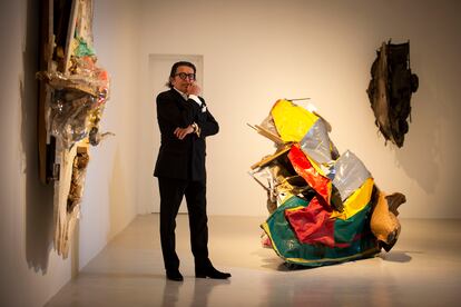 Hilario Galguera con piezas del artista Peter Buggenhout en la primera exposición de su galería en España.