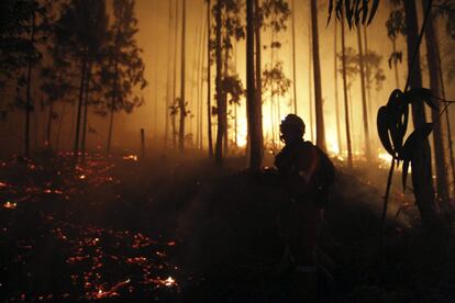 El gobierno gallego ha decretado el nivel 1 de alerta máxima por la proximidad del fuego a zonas pobladas.