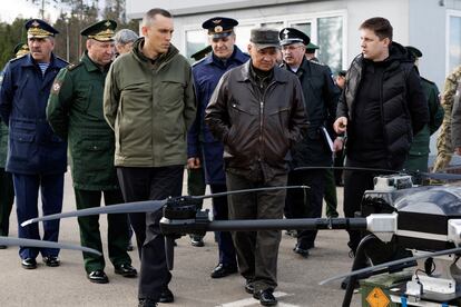 El ministro de Defensa ruso, Serguéi Shoigú, visita un polígono militar de drones a las afueras de Moscú el miércoles.