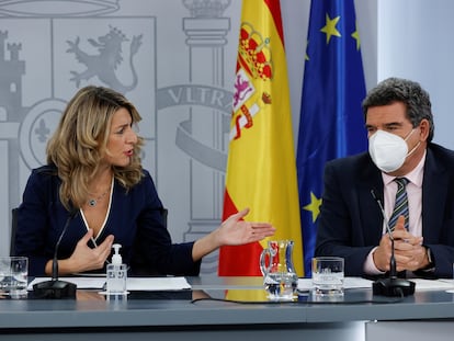 La ministra de Trabajo, Yolanda Díaz, y el ministro de Seguridad Social, José Luis Escrivá, durante la rueda de prensa de este martes.