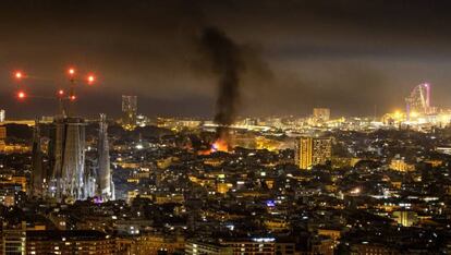 Columna de humo en el centro de Barcelona durante las protestas por la sentencia del juicio del 'procés', este viernes. 