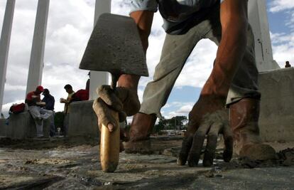 Trabajadores en un estadio en Venezuela.