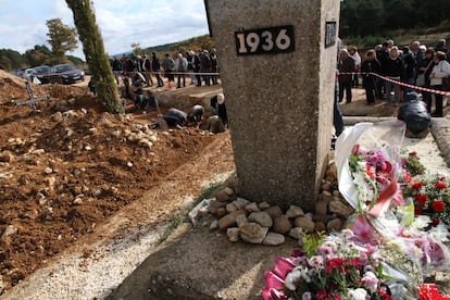 Familiares de fusilados del franquismo enterrados en La Pedraja (Burgos) celebran un homenaje por las víctimas, en enero de 2023.