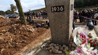 Familiares de fusilados del franquismo enterrados en La Pedraja (Burgos) celebran un homenaje por las víctimas, en enero de 2023.
