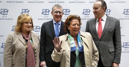 La alcaldesa de Valencia, Rita Barber&aacute;, en primer plano, junto a la concejal Mar&iacute;a &Agrave;ngels Ram&oacute;n-Llin, el presidente de Aguas de Valencia, Eugenio Calabuig, y el alcalde Paiporta, Vicente Ibor.