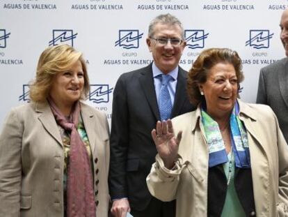 La alcaldesa de Valencia, Rita Barber&aacute;, en primer plano, junto a la concejal Mar&iacute;a &Agrave;ngels Ram&oacute;n-Llin, el presidente de Aguas de Valencia, Eugenio Calabuig, y el alcalde Paiporta, Vicente Ibor.