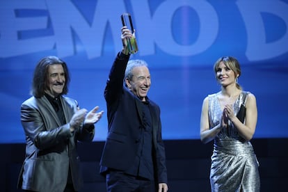 José Luis Perales (en el centro), acompañado por el músico, compositor y director de orquesta Luis Cobos y la cantante Edurne, tras recibir el Premio de honor.