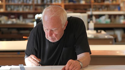 Jasper Johns trabajando en su estudio en Sharon, Connecticut, en una imagen de 2013. / JOHN LUND (CORTESÍA DE JASPER JOHNS STUDIO)
