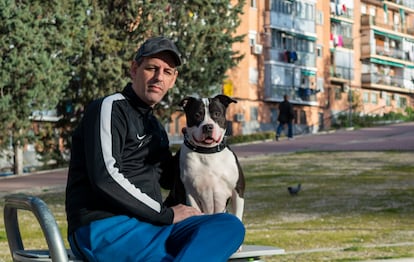 Pedro Pérez y su perra 'Shiva', en un parque de Puente de Vallecas (Madrid), el 28 de marzo.