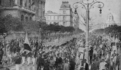 Latino-americanos se manifestam contra a Alemanha no Rio de Janeiro, no dia 14 de julho de 1917.