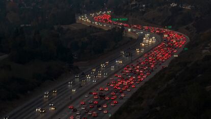 Autos viajan en la carretera 405 a las afueras de Los Ángeles (California), en 2022.