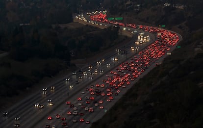 Autos viajan en la carretera 405 a las afueras de Los Ángeles (California), en 2022.