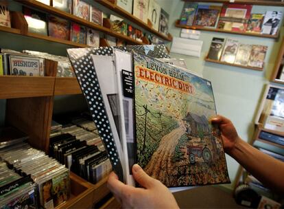 Un cliente observa varios discos de vinilo en una tienda madrileña.