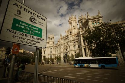 Cartel de acceso restringido junto a la sede del Ayuntamiento de Madrid.