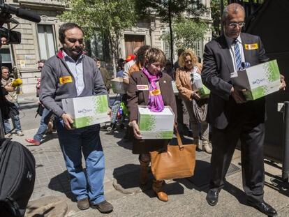 CC OO presenta en la Delegación del Gobierno en Barcelona 7.000 firmas contra el retraso en los pagos del Fogasa.
