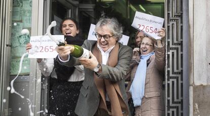 Ganadores del primer premio del sorteo del Niño de 2016, en Barcelona.