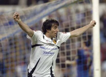 Diego Milito celebra su gol al Barcelona.