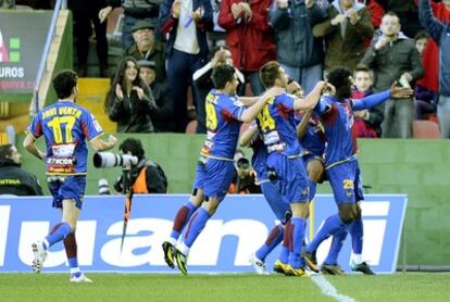 Los jugadores del Levante celebran el gol de Caicedo.