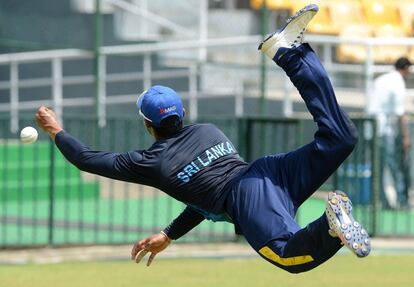 El jugador de cricket Danushka Gunathilaka de Sri Lanka se lanza para alcanzar una pelota durante un entrenamientoen en el estadio R. Premadasa en Colombo (Sri Lanka).