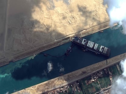 Imagen satelital de Maxar Technologies del canal de Suez en la que se ve el buque encallado.