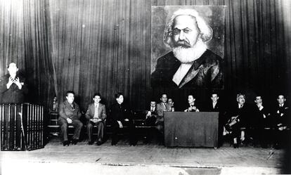 En un homenaje a Karl Marx, de izquierda a derecha, sentrado detrás: Silvestre Revueltas, Carlos Bracho (3o) junto a Nicolás Guillén. Ciudad de México, 1935.