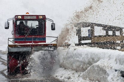 Una máquina quitanieve limpia el aparcamiento de la estación de eski de Alto Campoo (Cantabria).