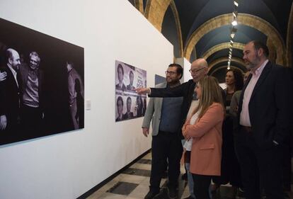 Pablo Juliá (centro), durante la visita a la muestra de sus fotografías.