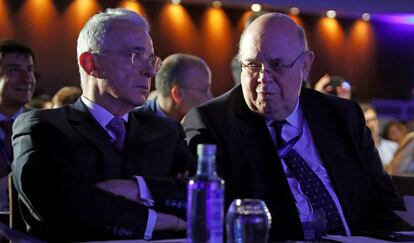 El expresidente de Colombia Álvaro Uribe y Antonio Ecarri, representante en España de Juan Guaidó, en el foro AmCham Spain Summit, este miércoles en Madrid.
