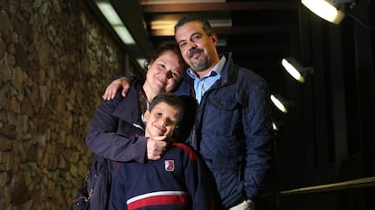 Francisco Campanero, con su mujer Beatriz y su hijo Jaime, en el Centro Comercial de la Vaguada (Madrid).