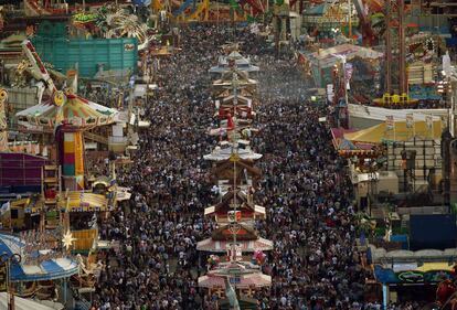 Cientos de personas se concentran en la calle principal del recinto ferial del Oktoberfest, el 20 de septiembre de 2014.