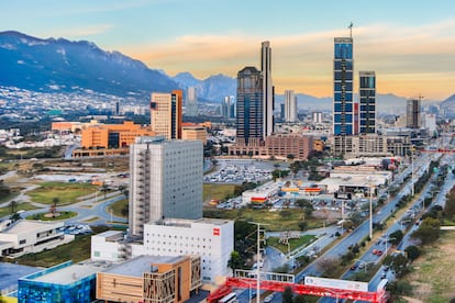 Vista de edificios comerciales y residenciales en Monterrey.