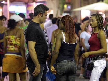 Prostitutas, anoche en La Rambla de Barcelona.