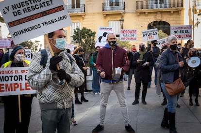 Varios manifestantes durante la cacerolada promovida por la Coordinadora Empresarial del Ocio y la Hostelería contra el cierre de la hostelería en la Comunidad Valenciana.