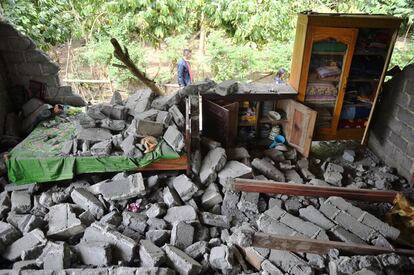 Una casa en ruinas tras el terremoto que ha golpeado la aldea de Sajang, en Lombok Timur (Indonesia).
