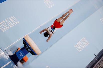 El japonés Wataru Tanigawa, en la final del equipo masculino durante las competiciones gimnasia artística en el Centro de Gimnasia Ariake.