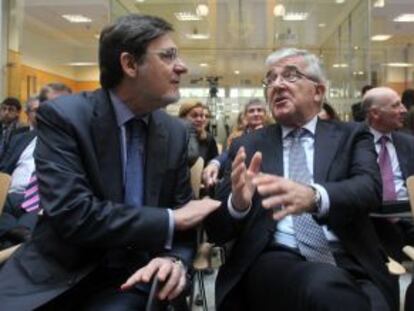 El presidente del Tribubal Superior vasco, Juan Luis Ibarra, y el del Tribunal Supremo, Gonzalo Moliner, en la inauguración de las jornadas sobre Justicia y medios de comunicación, en Bilbao.