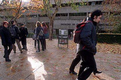 Estudiantes ante la Facultad de Ciencias de la Información de la Complutense (Madrid).