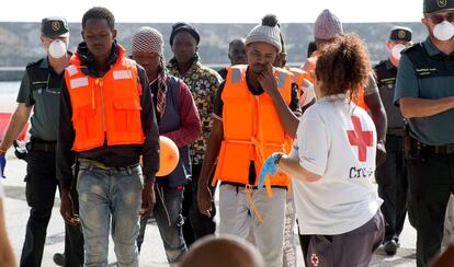 Inmigrantes rescatados este martes en las cercanías de Alborán llegan a Granada. 