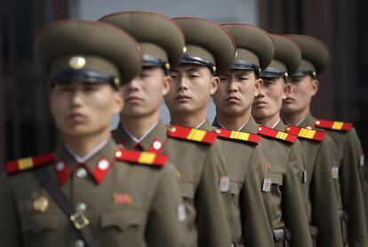Un grupo de soldados esperan su turno en fila para desfilar en la plaza Kim Il- sung.