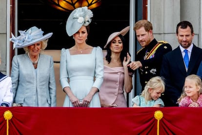La ceremonia del Trooping the Colour fue su primera aparición con toda la familia real desde el balcón de Buckingham. Para ello optó por un vestido por la rodilla en color rosa empolvado diseñador por Carolina Herrera, con escote barco y botones laterales.