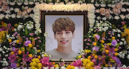 Altar dedicado a Kim Jong-Hyun, cantor da Shinee, por sua morte.