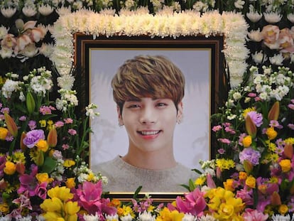 Altar dedicado a Kim Jong-Hyun, cantor da Shinee, por sua morte.