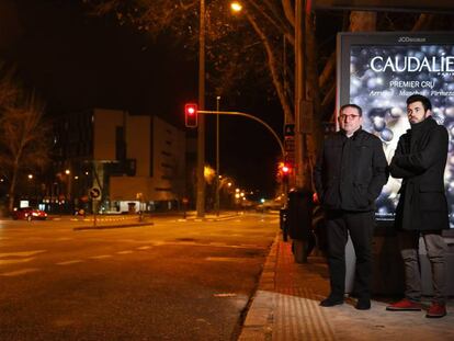 Francisco Javier Rodr&iacute;guez y Miguel Recuenco esperan uno de los tres b&uacute;hos que tienen que coger de noche para llegar a Legan&eacute;s, donde viven. 