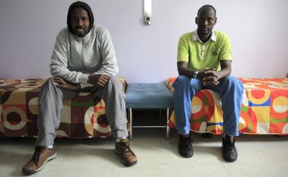 Jamal Ibrahim y Abshir Wayleq en una habitación del hostal Welcome de Vallecas.