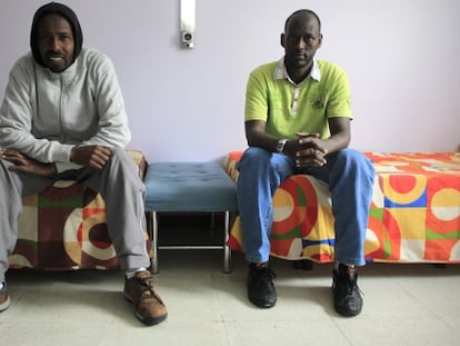 Jamal Ibrahim y Abshir Wayleq en una habitación del hostal Welcome de Vallecas.